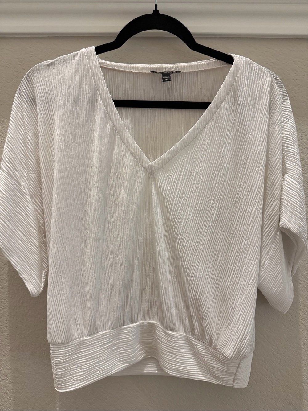 Express White Textured V-Neck Crop Top